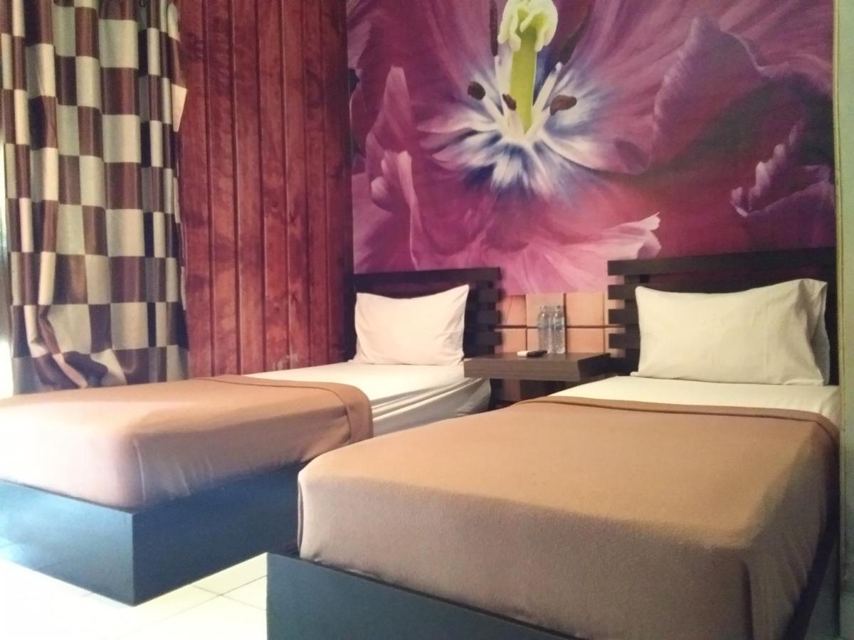 Lawaka Hotel Ampana Екстер'єр фото